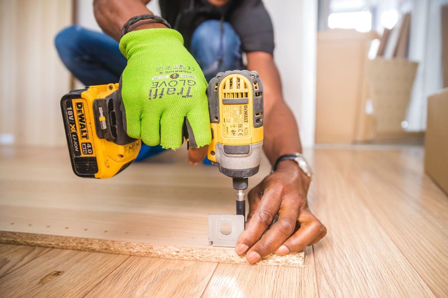 Gulvbord skrus fast med batteridrill